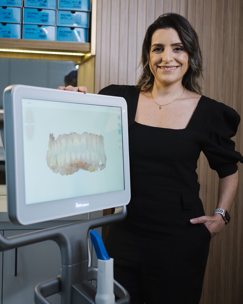 Dra. Gabriela Bertoja com o scanner intraoral iTero na Blanche Odontologia